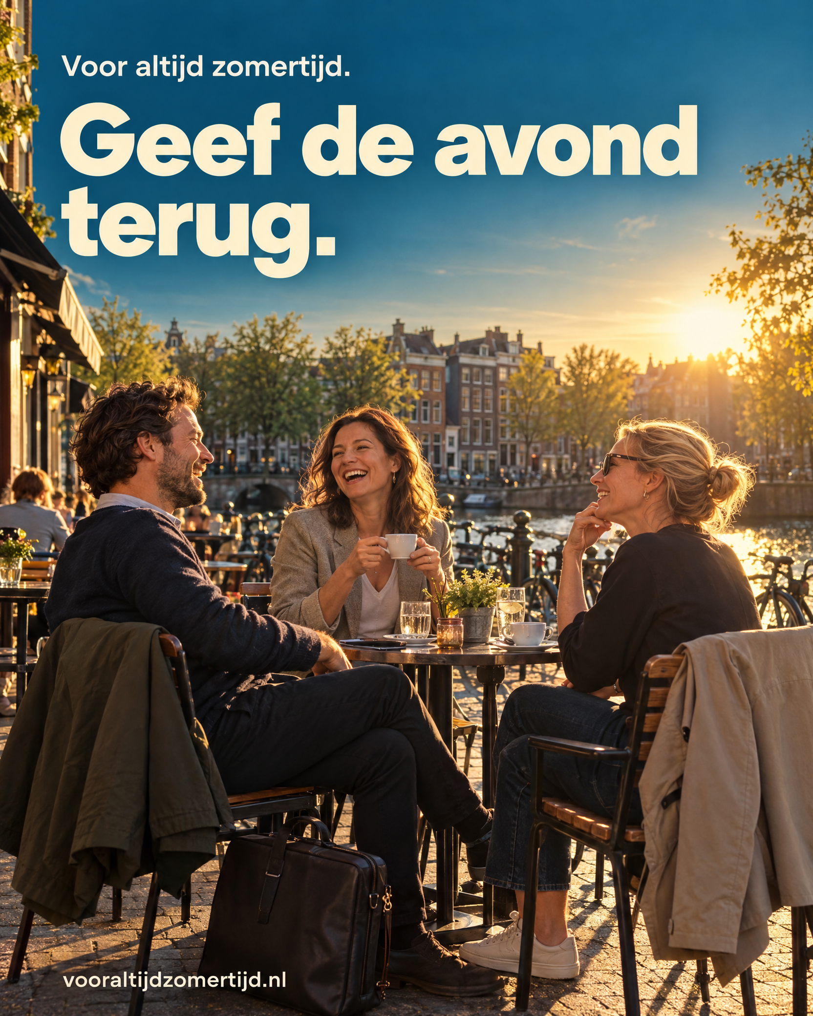 Campagneposter: Voor altijd zomertijd. Geef de avond terug. Drie mensen genieten van de avondzon op een terras aan een Amsterdamse gracht.